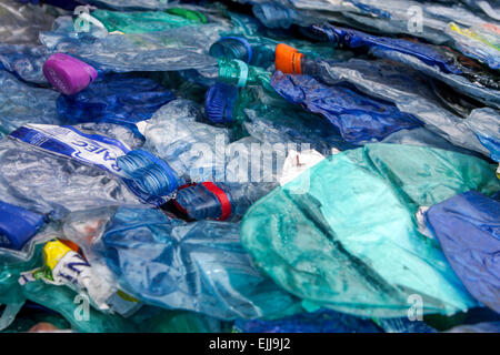 Appiattita di rifiuti di plastica, bottiglie di plastica per il riciclaggio Foto Stock