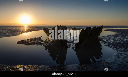 Naufragio della SS Nornen al tramonto su Berrow Sands vicino a Burnham on sea, North Somerset, Inghilterra, Regno Unito Foto Stock