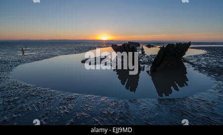 Naufragio della SS Nornen al tramonto su Berrow Sands vicino a Burnham on sea, North Somerset, Inghilterra, Regno Unito Foto Stock