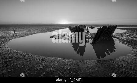 Naufragio della SS Nornen al tramonto su Berrow Sands vicino a Burnham on sea, North Somerset, Inghilterra, Regno Unito Foto Stock