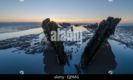 Naufragio della SS Nornen al tramonto su Berrow Sands vicino a Burnham on sea, North Somerset, Inghilterra, Regno Unito Foto Stock