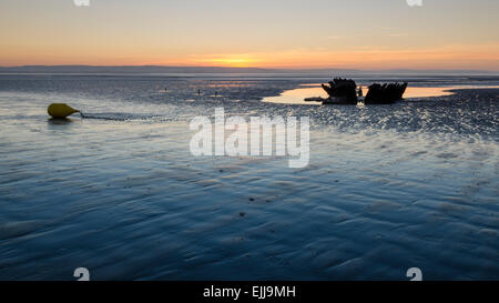 Naufragio della SS Nornen al tramonto su Berrow Sands vicino a Burnham on sea, North Somerset, Inghilterra, Regno Unito Foto Stock