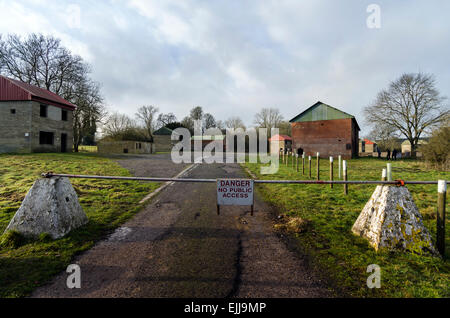Urban Warfare Training Center presso il villaggio fantasma di Imber su Salisbury Plain, Wiltshire, Inghilterra, Regno Unito. Foto Stock