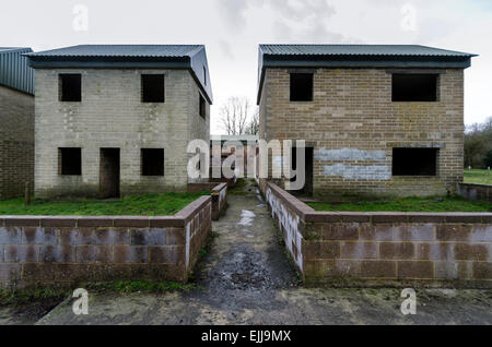 Urban Warfare Training Center presso il villaggio fantasma di Imber su Salisbury Plain, Wiltshire, Inghilterra, Regno Unito. Foto Stock