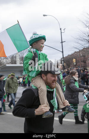 Irish American papà e figlio alla festa di San Patrizio Parade di Park Slope, Brooklyn, New York. Foto Stock