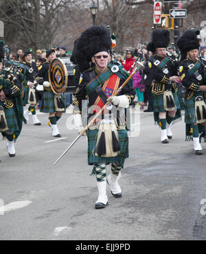 Bagpipers in full regalia a marzo per la festa di San Patrizio Parade di Park Slope, Brooklyn, New York Foto Stock