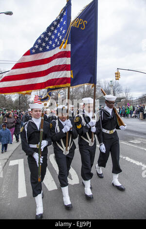 US Naval Sea cadetti, una marina programma Gioventù, marzo nella parata irlandese a Park Slope, Brooklyn, New York. Foto Stock