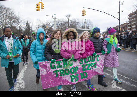 La truppa Scout della ragazza mareggia nella Parata irlandese a Park Slope, Brooklyn, New York. Foto Stock