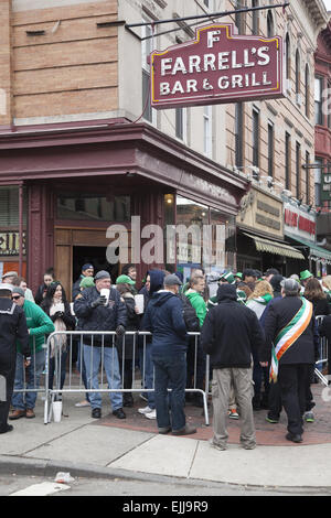 Dopo la giornata irlandese Parade di Park Slope, Brooklyn, le persone si radunano presso il famoso old Farrell's Bar per un brindisi sul Prospect Park W Foto Stock