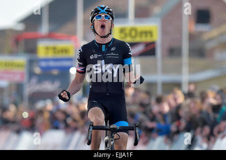 Nelle Fiandre, in Belgio. 27 Mar, 2015. UCI tour in bicicletta. E3 Harelbeke. Geraint Thomas di Sky celebra la vittoria durante il tour mondiale 58a edizione di E3 Harelbeke corsa di ciclismo Credito: Azione Sport Plus/Alamy Live News Foto Stock