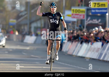 Nelle Fiandre, in Belgio. 27 Mar, 2015. UCI tour in bicicletta. E3 Harelbeke. Geraint Thomas di Sky celebra la vittoria durante il tour mondiale 58a edizione di E3 Harelbeke corsa di ciclismo Credito: Azione Sport Plus/Alamy Live News Foto Stock