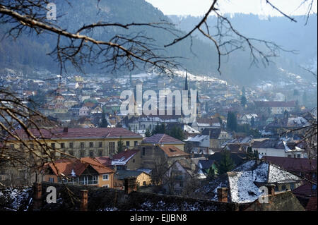 Scena invernale con il quartiere Schei nel centro storico della città di Brasov in Romania Foto Stock