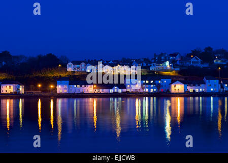 Il West End, Bideford, Devon, di notte, e la foce del fiume Torridge, England Regno Unito Foto Stock