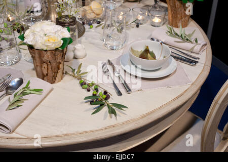 Decorazione di nozze con tavolo in legno vasi tronco, fichi e Olive Branch Foto Stock