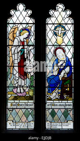 Annunciazione in vetro colorato, Chiesa di Tutti i Santi, Brill, Buckinghamshire, Inghilterra, Regno Unito Foto Stock