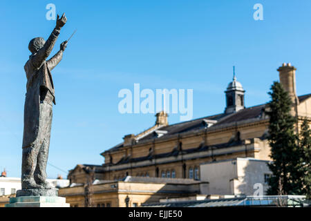 Si affaccia il Municipio, una statua di musica del compositore Gustav Holst in giardini imperiali, Cheltenham, la città dove visse Holst. Foto Stock