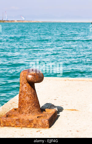 Rusty bollard per ormeggio barche . Foto Stock