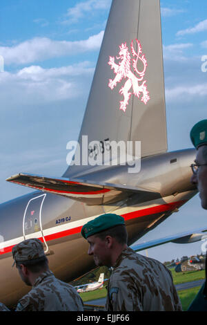 Aeromobile dell'esercito ceco squadron Airbus A319 all'aeroporto di Praga Kbely Foto Stock