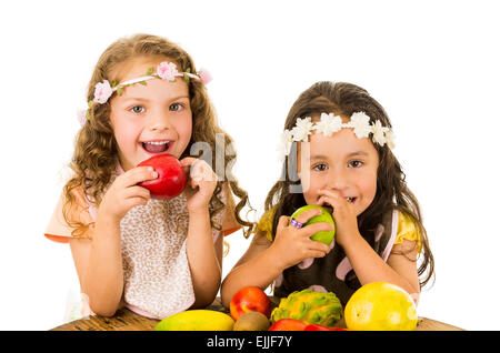 Bella sana bambine mangiare deliziosa frutta fresca Foto Stock