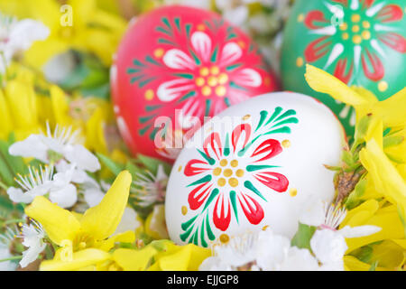 Le uova di pasqua tra fiori di primavera Foto Stock