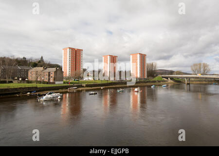 Ristrutturato di recente e isolato alto appartamenti riflessa nel fiume Leven, West Bridgend, Dumbarton, Scotland, Regno Unito Foto Stock