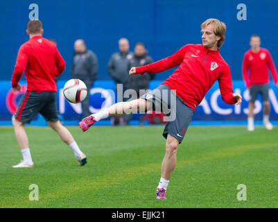 Zagabria, Croazia. 27 Mar, 2015. Ivan Rakitic di Croazia partecipa a una sessione di formazione presso il Maksimir stadium a Zagabria in Croazia, 27 marzo 2015. La Croazia si gioca con la Norvegia in un Euro 2016 il qualificatore di sabato. Credito: Miso Lisanin/Xinhua/Alamy Live News Foto Stock