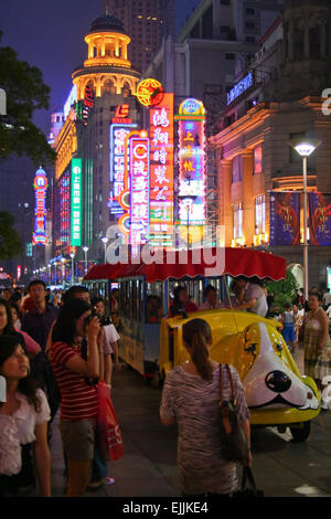 Strada Pedonale di Nanjing Lu in Shanghai Foto Stock