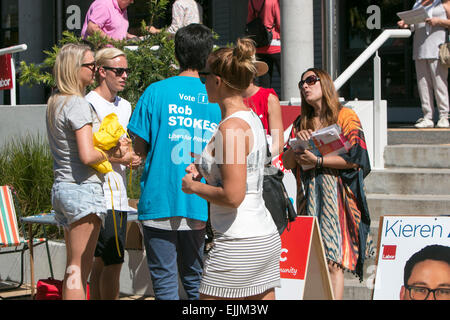 Sydney, Australia. 28th Mar 2015. Elezioni statali del nuovo Galles del Sud, residenti di Pittwater Sydney che votano alle elezioni statali del nuovo Galles del Sud, vinte dalla coalizione dei cittadini liberali, marzo 2015 Foto Stock