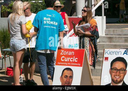 Sydney, Australia. 28 Mar, 2015. I residenti di Pittwater Sydney voto nel Nuovo Galles del Sud stato elezioni, vinte dai liberali Foto Stock