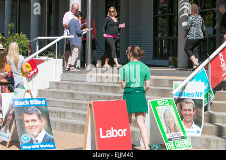 Sydney, Australia. 28th marzo, 2015. I residenti di Pittwater Sydney votano nelle elezioni dello Stato del nuovo Galles del Sud, vinte dal Partito Liberale Foto Stock