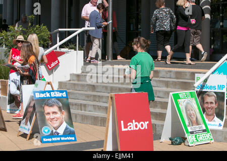 Sydney, Australia. 28th marzo, 2015. I residenti di Pittwater Sydney votano nelle elezioni dello Stato del nuovo Galles del Sud, vinte dal Partito Liberale Foto Stock