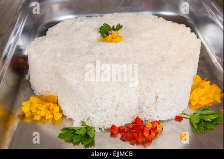 Riso bianco sul display in un hotel e ristorante a buffet Foto Stock