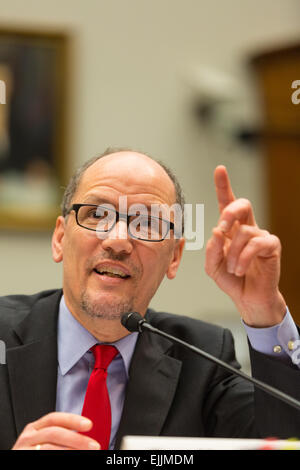 Noi segretario di lavoro Thomas Perez testimonia davanti alla casa di istruzione e forza lavoro audizione del Comitato per discutere il FY16 Bilancio sulla Capitol Hill Marzo 18, 2015 a Washington, DC. Foto Stock