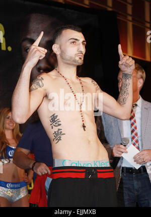 Las Vegas, Nevada, USA. 27 Mar, 2015. Palette Boxer Martirosyan presso la pesa il 27 marzo 2015 per la sua superwelterweight bout presso il Pearl all'interno di Palms Casino Resort di Las Vegas in Nevada. Credito: Marcel Thomas/ZUMA filo/Alamy Live News Foto Stock