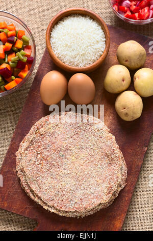 Tradizionale carne boliviano chiamato Silpancho, che è un piatto impanato, tondo di carni bovine Foto Stock