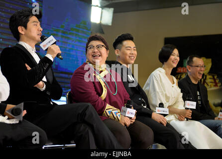 Changsha. 28 Mar, 2015. Il cantante Li Jian (1L) risponde alle domande in una intervista durante il programma TV "Io sono un cantante' in Changsha, capitale della centrale provincia cinese di Hunan, Marzo 27, 2015. Il cantante Han Hong ha vinto la finale della terza stagione di 'Io sono un cantante". "Io sono un cantante' è una versione cinese del coreano reality show 'Io sono un cantante' trasmesso in televisione Hunan. Sette cantanti di talento eseguire per il selezionato pubblico che voti per eliminare un cantante dopo ogni settimana di prestazioni e selezionare il campione del cantante per le finali. Credito: Xinhua/Alamy Live News Foto Stock