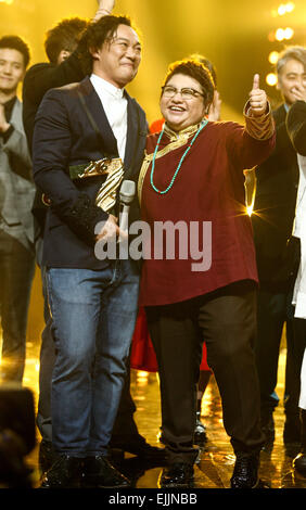 Changsha. 28 Mar, 2015. 'Champion cantante' Han Hong (R) celebra con i suoi ospiti la cantante Eason Chan durante lo show televisivo "Io sono un cantante' in Changsha, capitale della centrale provincia cinese di Hunan, Marzo 27, 2015. Il cantante Han Hong ha vinto la finale della terza stagione di 'Io sono un cantante". "Io sono un cantante' è una versione cinese del coreano reality show 'Io sono un cantante' trasmesso in televisione Hunan. Sette cantanti di talento eseguire per il selezionato pubblico che voti per eliminare un cantante dopo ogni settimana di prestazioni e selezionare il campione del cantante per le finali. Credito: Xinhua/Alamy Live News Foto Stock