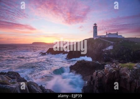 Tramonto su Fanad Head Lighthouse, Fanad Head, County Donegal, Irlanda. Foto Stock