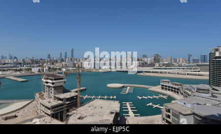 Skyline di Abu Dhabi, città capitale degli Emirati Arabi Uniti Foto Stock