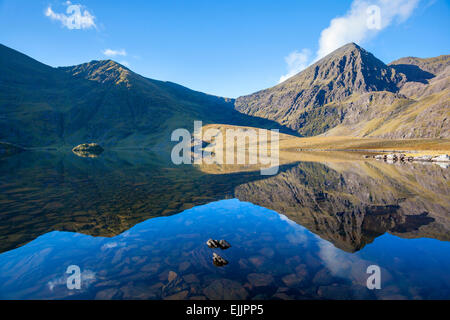 Carrauntoohil riflesso del Lough chiamato, Hag's Glen, del MacGillycuddy Reeks, nella contea di Kerry, Irlanda. Foto Stock