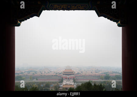 Vista della Città proibita dal Parco Jingshan su un giorno inquinato a Pechino in Cina Foto Stock