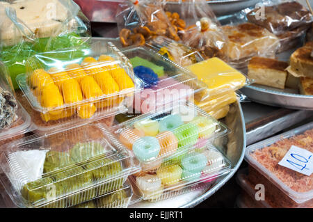 Raccolta di Thai dessert e dolci in un mercato di Bangkok Foto Stock