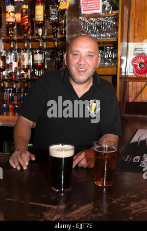 Atlantico Sud, Falklands, Port Stanley, Globe taverna, pub barman Simon Fagan dietro il bar Foto Stock