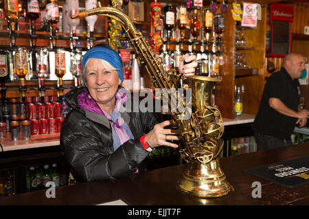 Atlantico Sud, Falklands, Port Stanley, Globe Tavern, femmina cliente dietro il bar tirando pinta Foto Stock