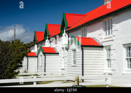 Falkland Port Stanley, vittoria verde, Marmont fila, lungomare bianche case con tetti rossi Foto Stock