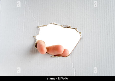 La mano e il luogo di testo sullo sfondo di cartone Foto Stock