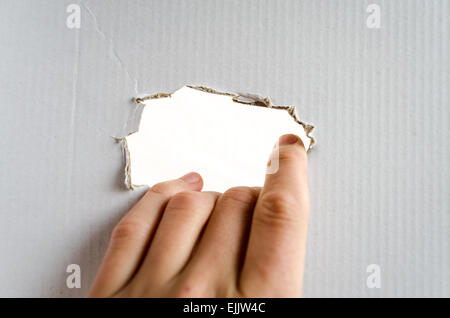 La mano e il luogo di testo sullo sfondo di cartone Foto Stock