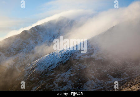 In inverno il cloud lungo i crinali di Brandon picco, penisola di Dingle, nella contea di Kerry, Irlanda. Foto Stock