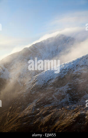 In inverno il cloud lungo i crinali di Brandon picco, penisola di Dingle, nella contea di Kerry, Irlanda. Foto Stock