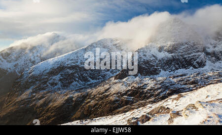 In inverno il cloud lungo i crinali di Brandon picco, penisola di Dingle, nella contea di Kerry, Irlanda. Foto Stock